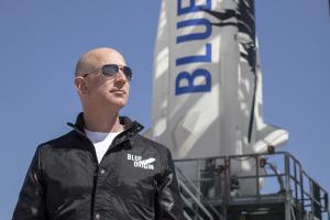 Миллиардер Безос летит в космос на корабле своей компании: онлайн-трансляция