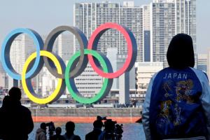 В Японии арестовали женщину, которая пыталась погасить Олимпийский огонь водяным пистолетом