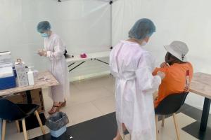 У Чернігові почали вакцинувати препаратом Pfizer усіх бажаючих: люди їдуть з інших областей