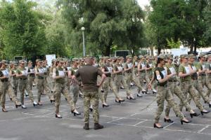 Скандал з підборами для жінок-військових: учасниць параду взують в інші туфлі