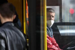 У Києві зупинка, яку здуло вітром, влаштувала ДТП (відео)