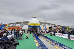 Українські стронгмени встановили рекорд: перетягнули "Мрію" на 4 метри 30 сантиметрів (відео)