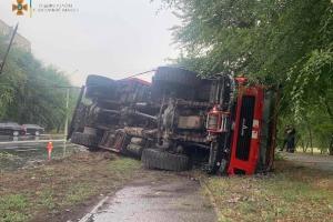 ДТП у Сєвєродонецьку: пожежний автомобіль зніс електроопору та перекинувся