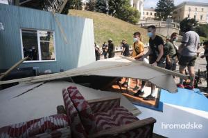 Активисты начали громить советские декорации на Аллее Героев Небесной Сотни, произошли стычки с полицией