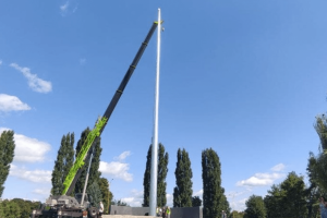 В Ужгороді накренився флагшток, встановлений до Дня Незалежності