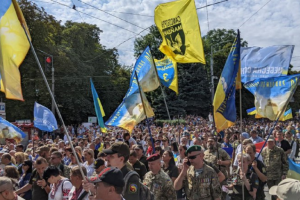 В Киеве вандал облил краской постамент с флагом Украины (фото)