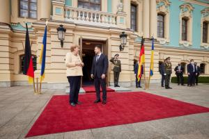 На зустрічі з Меркель Зеленський наголосив на необхідності саміту нормандської четвірки та закликав зберігати тиск на РФ