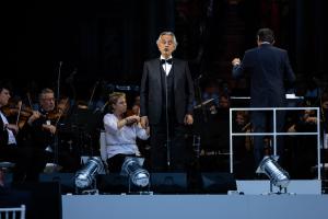 Без приглашений не пускали: В Киеве состоялся концерт Бочелли "для избранных"