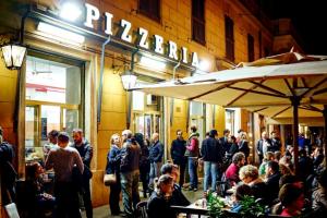 Ограничения для невакцинированных: мужчине "впаяли" крупный штраф за обед в итальянской пиццерии без COVID-сертификата