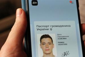 С сегодняшнего дня электронные паспорта в приложении "Дія" можно использовать наравне с бумажными