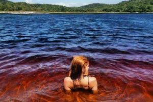 "Озеро из Кока-колы" привлекает туристов со всего мира: почему вода в нем такая необычная