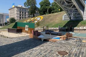 "Полный демонтаж этой ахинеи": На Аллее Героев Небесной Сотни сносят советские декорации