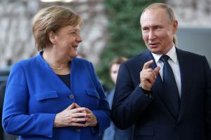 Перед візитом в Україну Меркель поїде до Путіна у Москву