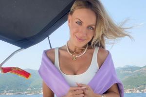 У купальнику та з веслом: Леся Нікітюк вразила наповал новими фото