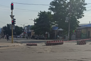 В центре Лисичанска дорогу перегородили бетонными блоками: фото