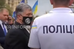 Порошенко облили зеленкой во время Марша защитников в Киеве