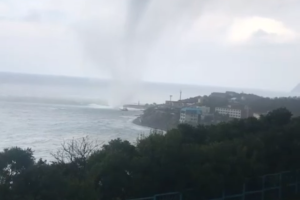 У Росії потужний смерч вийшов з моря і розгромив пляж: відео