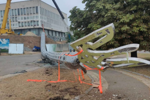 Падение флагштока в Херсоне: полиция открыла производство по двум статьям