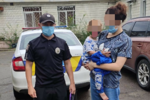 У Сєвєродонецьку просто на вулиці знайшли самотню 2-річну дитину