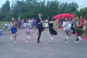 Директор украинской школы от души зажег на выпускном: видео "разрывает" сеть