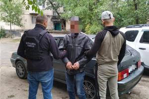 В Лисичанске полицейские разоблачили мошенника, который рассчитался сувенирной купюрой