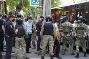 В оккупированном Крыму у здания ФСБ РФ задержали более 50 человек (фото, видео)