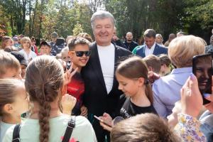 "Необычное амплуа": Порошенко с женой провели для школьников экскурсию по зоопарку