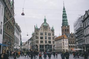 Благодаря массовой вакцинации Дания отменила все карантинные ограничения