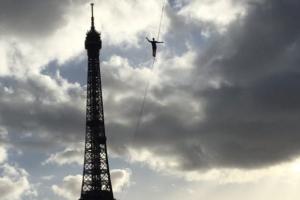 В Париже экстремал прошел по канату между Эйфелевой башней и театром на 70-метровой высоте