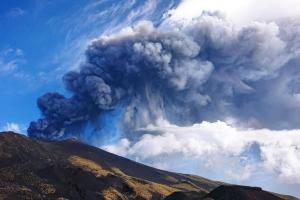 Вулкан Этна на Сицилии выбросил 9-километровый столб пепла