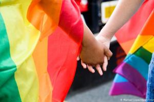 Швейцарцы на референдуме поддержали легализацию однополых браков