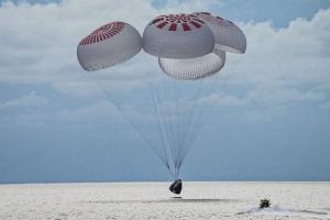 Космический корабль Crew Dragon с полностью гражданским экипажем совершил трехдневный полет в космос