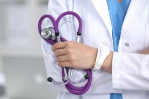 Украинским медикам увеличат выплаты: кому именно