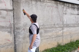 До художника Пояркова приїхала поліція через "заборонені" написи на паркані про Зеленського