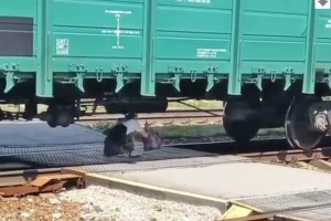 Люди перелазили під вагоном: Укрзалізниця потрапила у черговий скандал