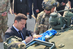 Зеленський в США залишив автограф уродженцю Лисичанська - майору американської Нацгвардії