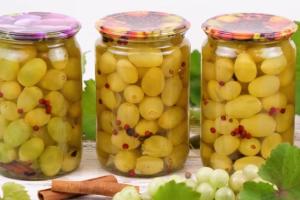 Маринованный виноград в пряной заливке на зиму