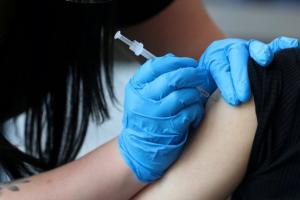 В Минздраве рассказали, кому противопоказана вакцинация от COVID-19