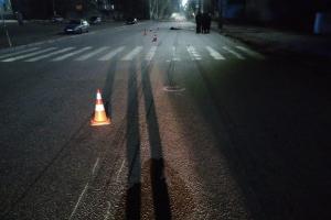 В Лисичанске водитель ГАЗ "Волга" насмерть сбил женщину и скрылся: полиция ищет свидетелей