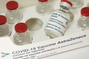 Вакцина AstraZeneca захищає від COVID-19 на 74%, - головний санлікар