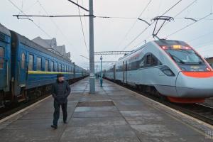 Из-за схода вагонов на Житомирщине 20 поездов по всей Украине могут задерживаться