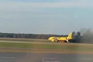 У США літак з сотнею людей на борту загорівся при зльоті, є постраждалі