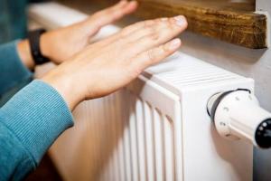 Гайдай отрапортовал, что на Луганщине начался отопительный сезон, но тепло появилось не везде: когда нагреются батареи?