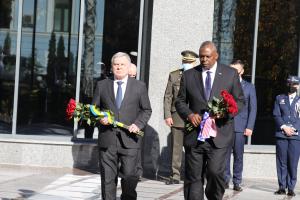 Міністр оборони США відвідав Залу пам'яті та вшанував загиблих українських воїнів