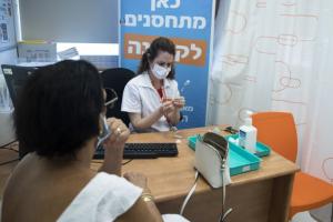 В Израиле сделали обязательной третью дозу вакцины от коронавируса