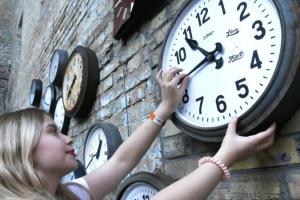 Переведення годинників в Україні: коли переходимо на зимовий час