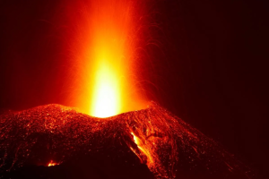 Вулкан на Канарах извергается с новой силой: в небо бьют фонтаны лавы