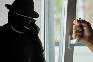 На Луганщині продовжує орудувати "віконний" шахрай: мешканці Лисичанська та Сєвєродонецька потрапили на гачок
