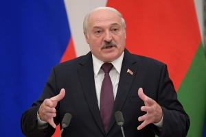 Лукашенко заявил, что мигрантам на белорусской границе перебрасывают оружие с Донбасса