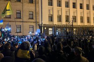 В Киеве прошел марш в честь Героев Небесной сотни: люди направились к ОПУ, правоохранители перекрыли Банковую